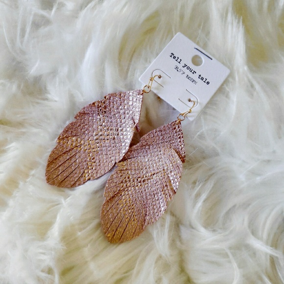 Jewelry - 🆕Faux leather feather drop earrings